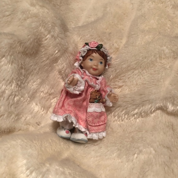 Vintage Porcelain Girl Hallmark Keepsake Ornament - Picture 7 of 7